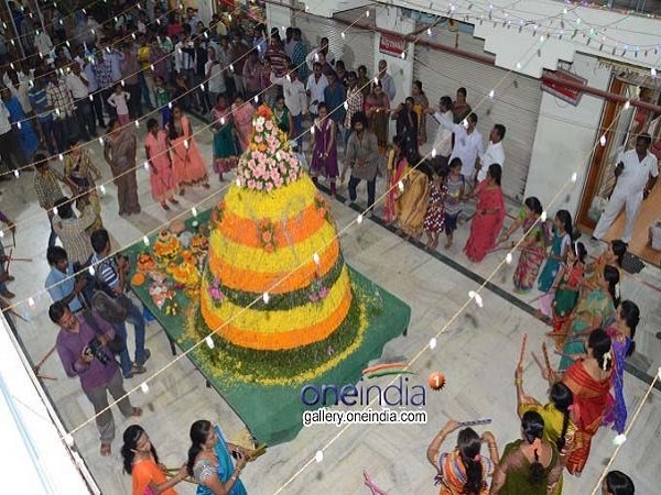 బతుకమ్మను అందంగా..