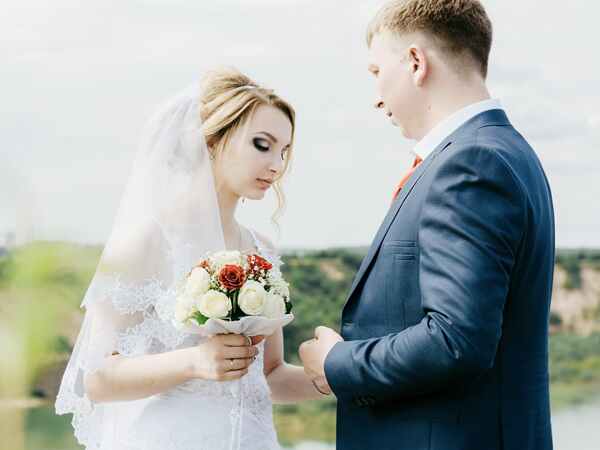 ఎగతాళి చేస్తున్నట్లు..