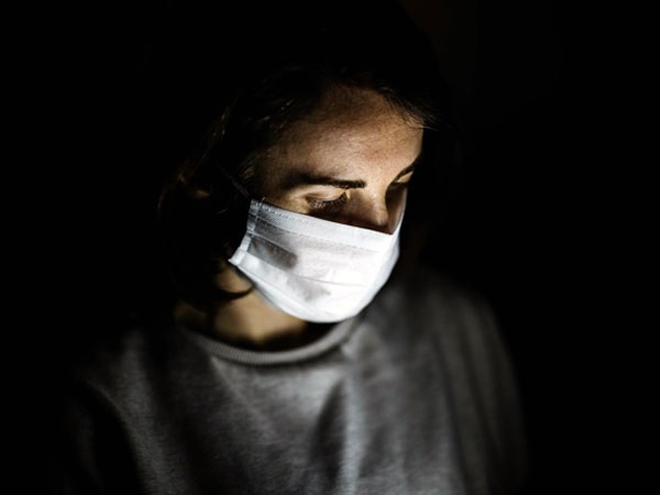 2. మీరు ధరించే ఫేస్ షీల్డ్ మీకు సరిపోతుంది: -