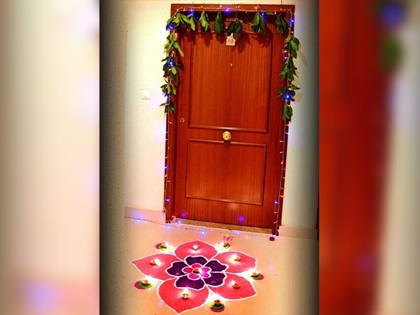 ప్రధాన ద్వారం వద్ద..