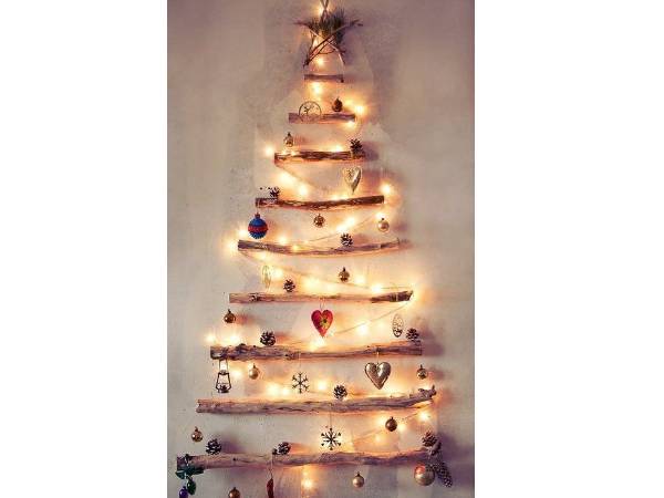 చెక్కతో చేసిన క్రిస్మస్ చెట్టు గోడపై వేలాడదీయవచ్చు