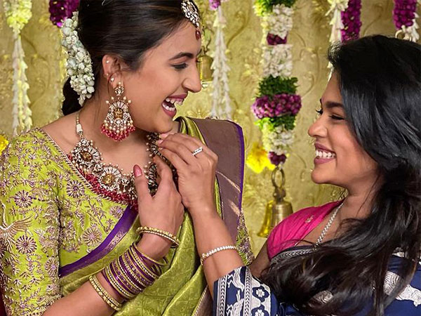 తన తల్లితో..