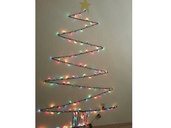 మల్టీకలర్డ్ చిన్న లైట్లతో గోడను అలంకరించడం