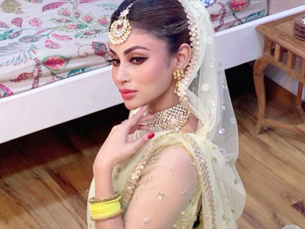 రెడ్ లిప్ స్టిక్..