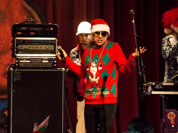  11. పాంపోమ్ స్వెటర్లను కంఫీ చేయండి