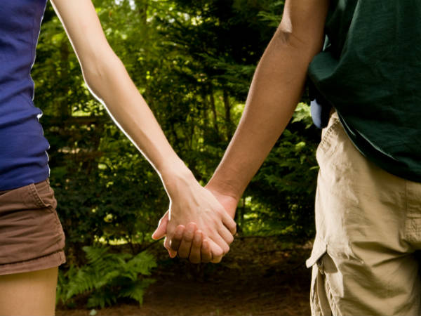 వేళ్లను ఎక్కువగా పట్టుకుంటే..