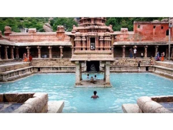 గాలిలోని తేమతో..