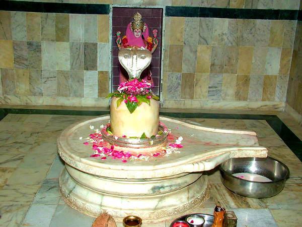 శివ లింగం చుట్టూ..