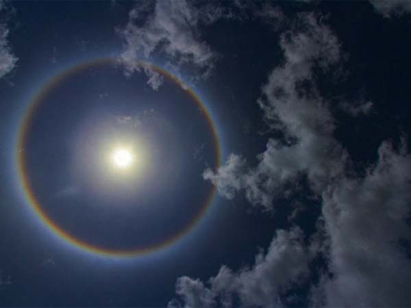 ఇంద్రధనస్సు ఆకారంలో ఎందుకు..