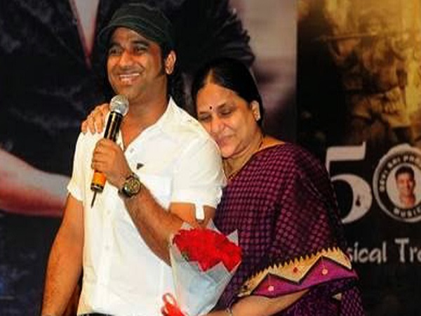 తన ఫ్రెండ్స్ తో..