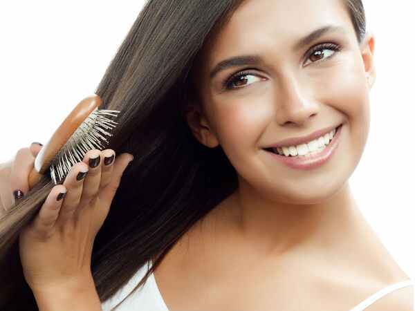 పెద్ద దంతాల దువ్వెన ఉపయోగించి