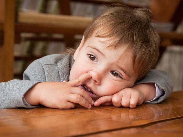 3. ముక్కులో పొక్కు తీయడం