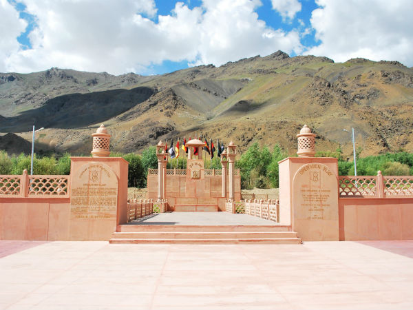 భారీ బలగాలతో..