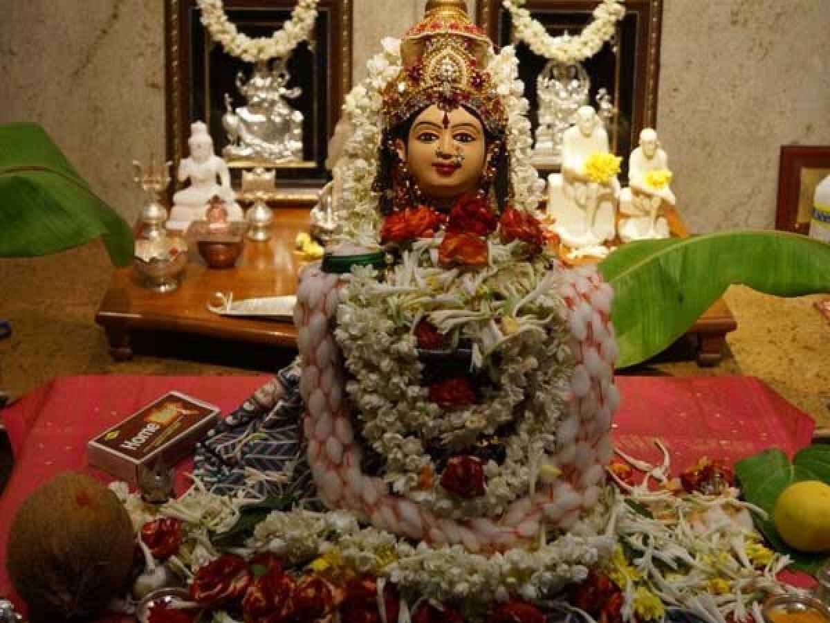 పువ్వును దాని కొమ్మతో భగవంతుని వైపు ఎందుకు సమర్పించాలి?