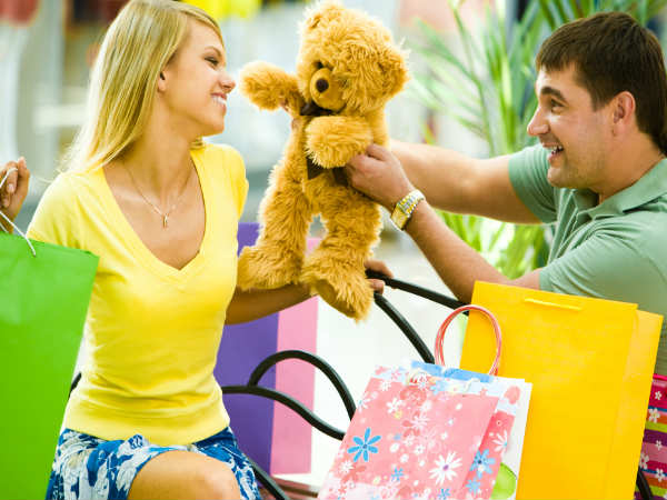  బహుమతులు ఇవ్వడం ద్వారా అమ్మాయిలను ఆశీర్వదించండి: