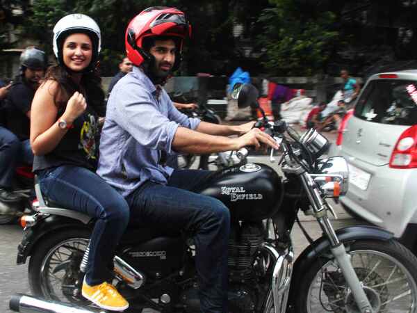 వెనక నుంచి వాటేసుకుని..