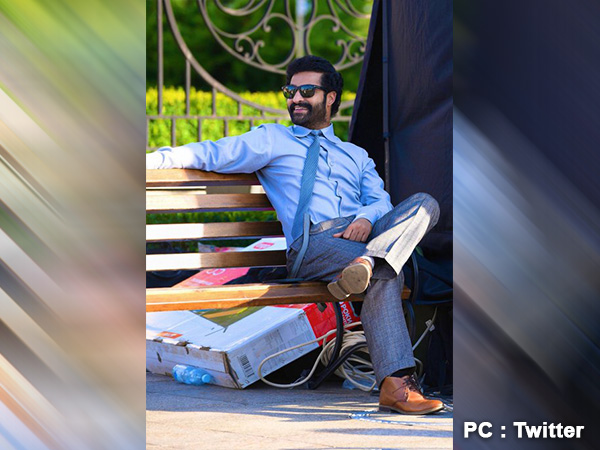 స్టైలీష్ సిట్టింగ్..