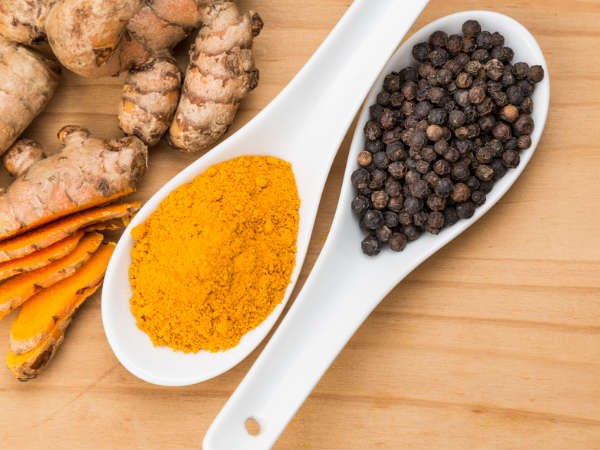 పసుపు మరియు నల్ల మిరియాలు