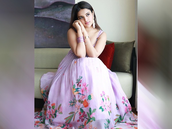 కొంటెగా చూస్తే..