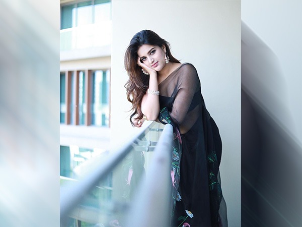 బ్లాక్ సారీలో..