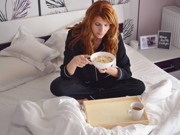 మంచం మీద తినడం