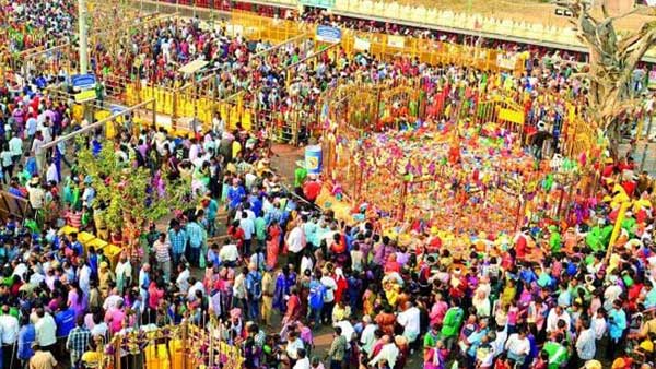 గద్దెలపై ప్రతిష్ట.. గద్దెలపై ప్రతిష్ట..