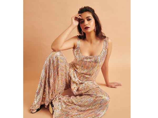 Sarkarvaripaata Maheshbabu heroin keerthy suresh mesmerises in blue chudidar