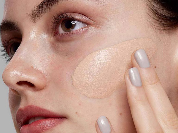 బ్రైట్ లిప్స్టిక్.. బ్రైట్ లిప్స్టిక్..