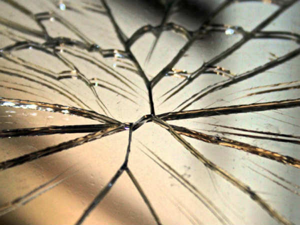 పాత పగిలిన అద్దాలు