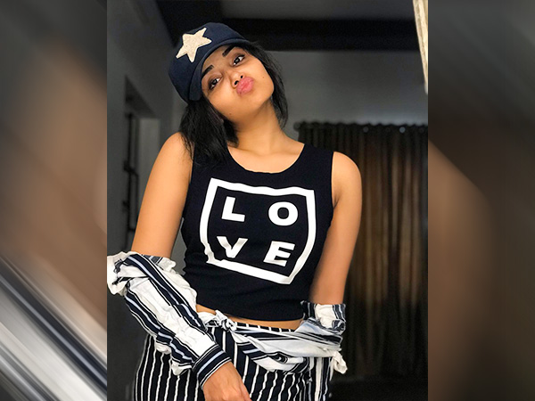 10. బ్లాక్ అండ్ వైట్ అందాల హరివిల్లు