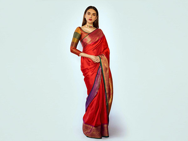 2. చీరలో అదితి చమక్కులు 2. చీరలో అదితి చమక్కులు