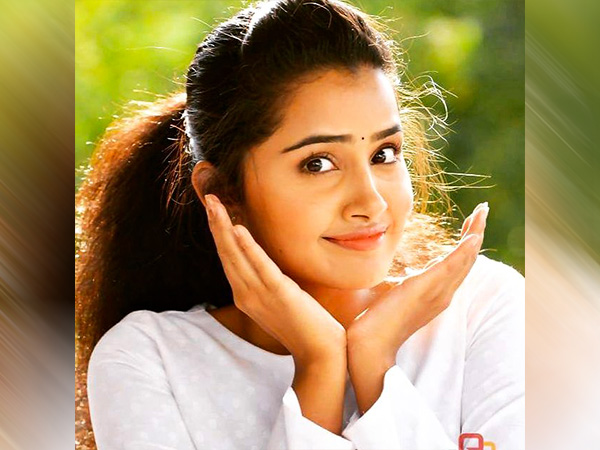 2. వైట్ టీస్ లో చమక్కు