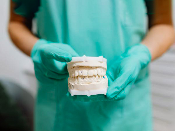 b. చికిత్స అందించిన పంటిని పునరుద్ధరించడం: