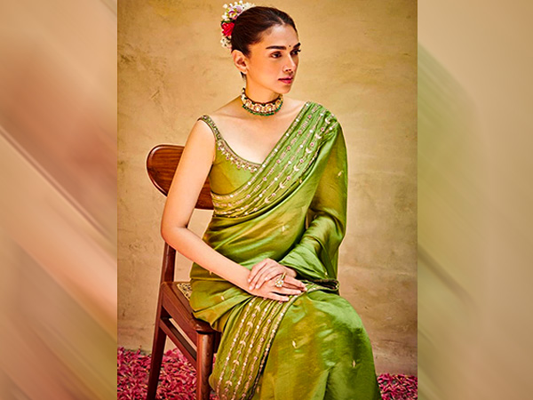 7. పచ్చని చీరలో అదితి పరువాలు 7. పచ్చని చీరలో అదితి పరువాలు