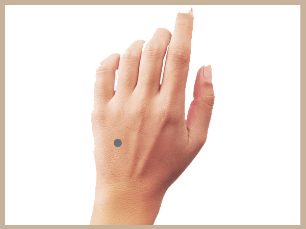 8. చేతి వెనుక పుట్టుమచ్చ