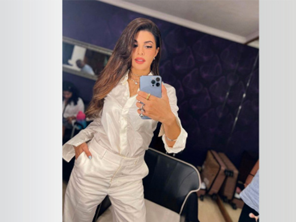 Jacqueline Fernandezs Stunning Beauty Looks