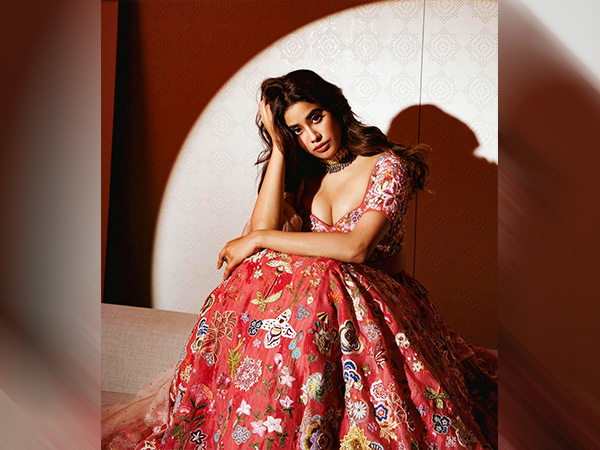 ఎద అందాలతో ఏమారుస్తున్న హాట్ బ్యూటీ