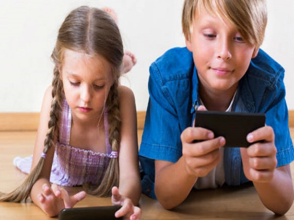 ప్రయాణిస్తున్నప్పుడు స్మార్ట్‌ఫోన్ వాడకాన్ని నివారించండి: