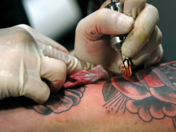 పచ్చబొట్టును సున్నితంగా కడగాలి