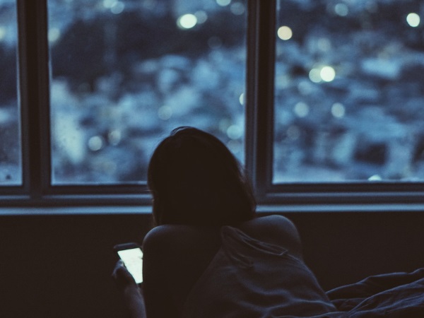 నిద్రకు ముందు ఎలక్ట్రానిక్ పరికరాలను వాడొద్దు