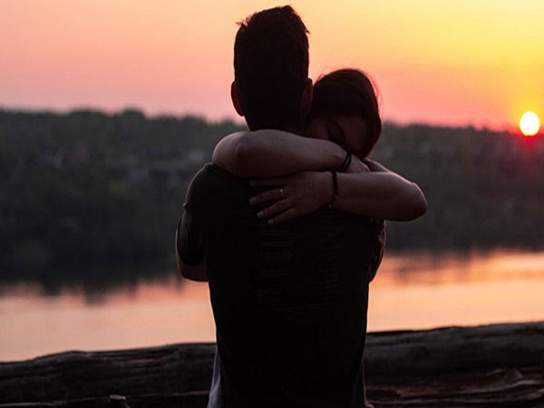 3. కౌగిలింతలు మీ గుండె ఆరోగ్యాన్ని పెంచుతాయి