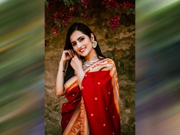 ద్వితీయ, రోజు 2 - 27 సెప్టెంబర్, (మంగళవారం) రోజు యొక్క నవరాత్రి రంగు - ఎరుపు