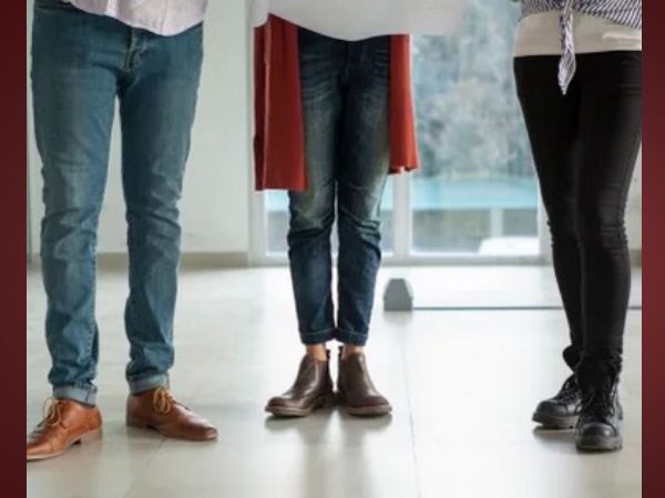 1. వారి పాదాలు ఒక నిర్దిష్ట మార్గంలో ఉంటాయి