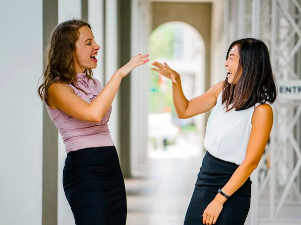 5. వారి బాడీ లాంగ్వేజ్ సాధారణ కంటే భిన్నంగా ఉంటుంది.