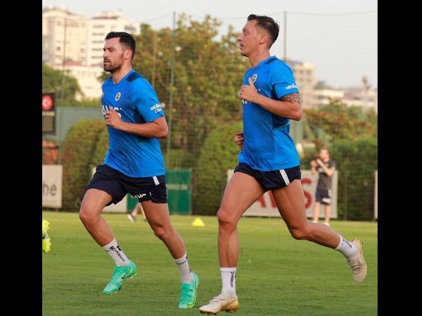 ఫుట్‌బాల్ ప్లేయర్లు స్టామినా కోసం ఎలాంటి వ్యాయామాలు చేస్తారు?