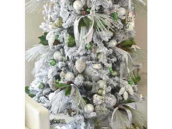 3. పిన్‌కోన్‌లతో క్రిస్మస్ చెట్టును అలంకరించండి