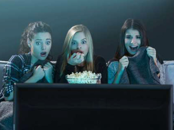 5. హారర్ కంటెంట్ చూడటం లేదా చదవడం