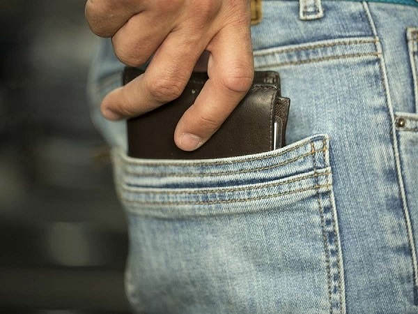 8. పర్సు ఏ జేబులో పెట్టుకోవాలి