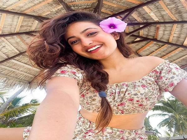 ఈ డ్రెస్ లో ఆమె థైస్ హాట్ అండ్ సెక్సీగా