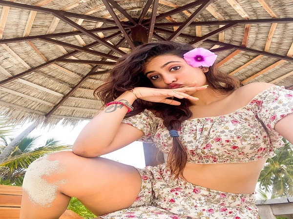 బీచ్ లో ఫర్ఫెక్ట్ పోటో షూట్ కు 